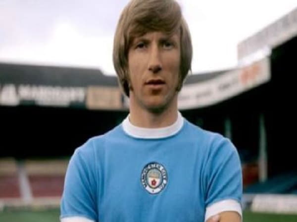 Colin Bell là tiền vệ Man City huyền thoại