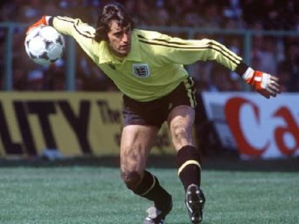 Ray Clemence là thủ môn Liverpool huyền thoại